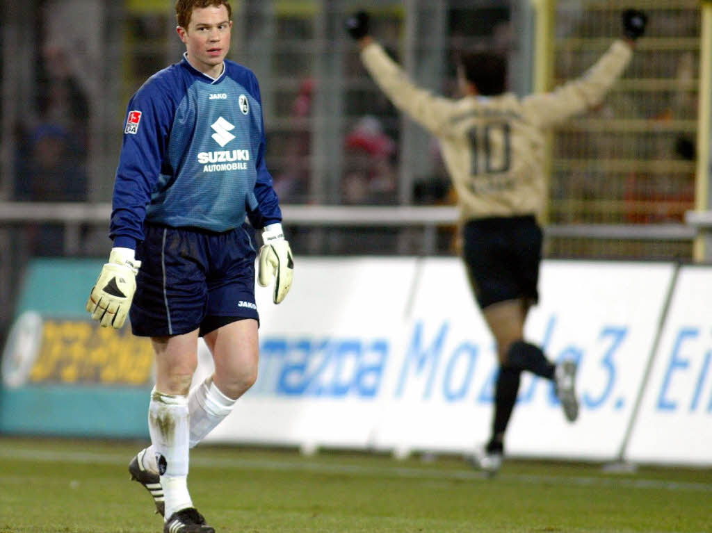 Der Freiburger Torhter Julian Reinard blickt im Viertelfinale des DFB-Pokals 2005 nach dem 0:4 durch  Roy Makaay enttuscht drein.