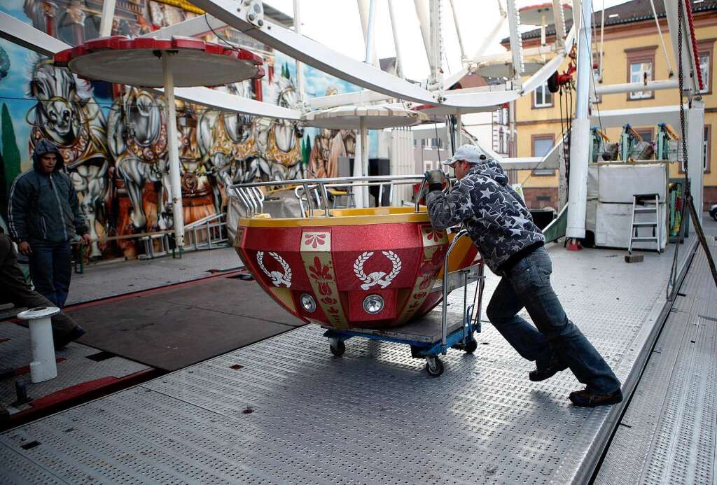 Das Riesenrad wird Stck um Stck aufbaut