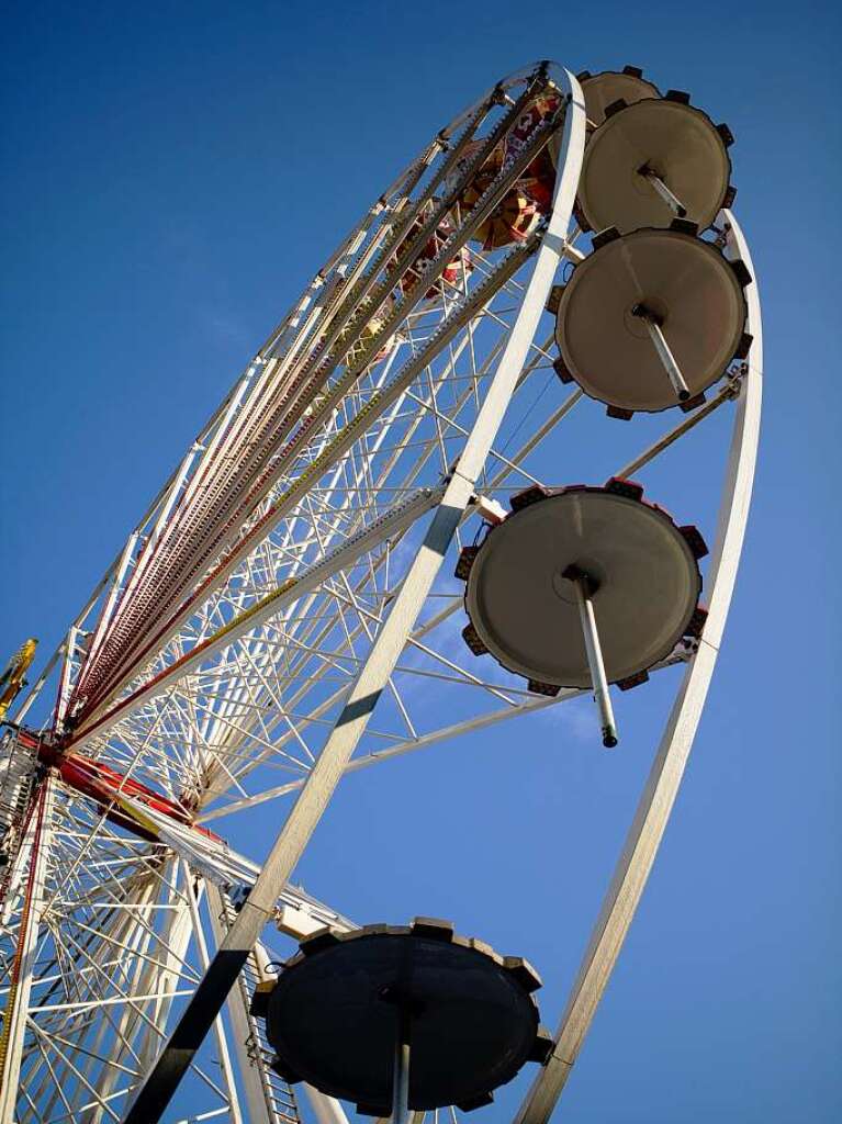 Das Riesenrad wird Stck um Stck aufbaut