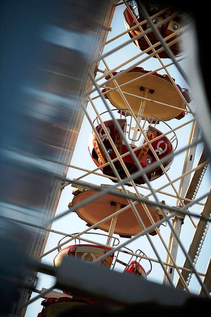 Das Riesenrad wird Stck um Stck aufbaut