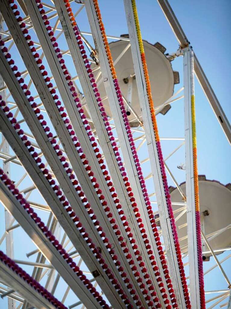 Das Riesenrad wird Stck um Stck aufbaut