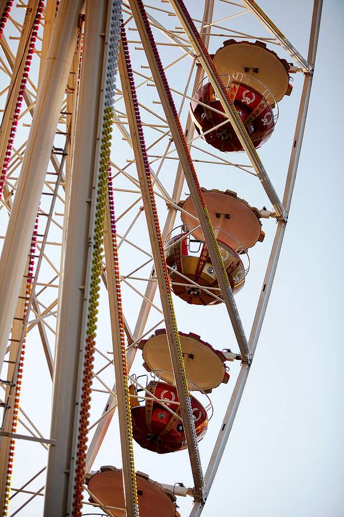 Das Riesenrad wird Stck um Stck aufbaut