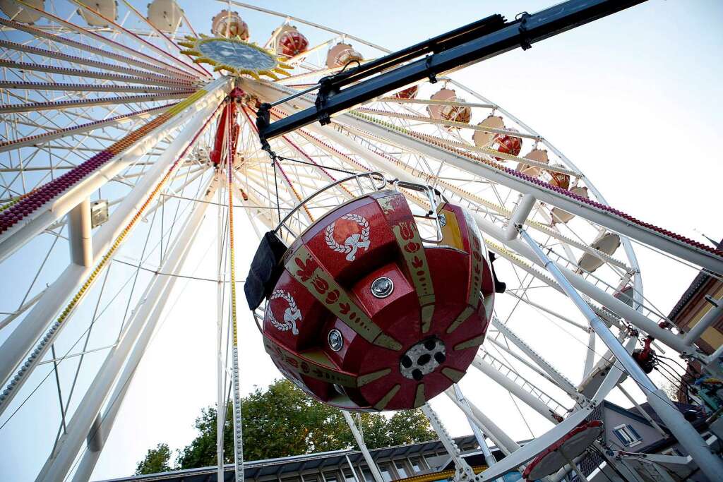 Das Riesenrad wird Stck um Stck aufbaut