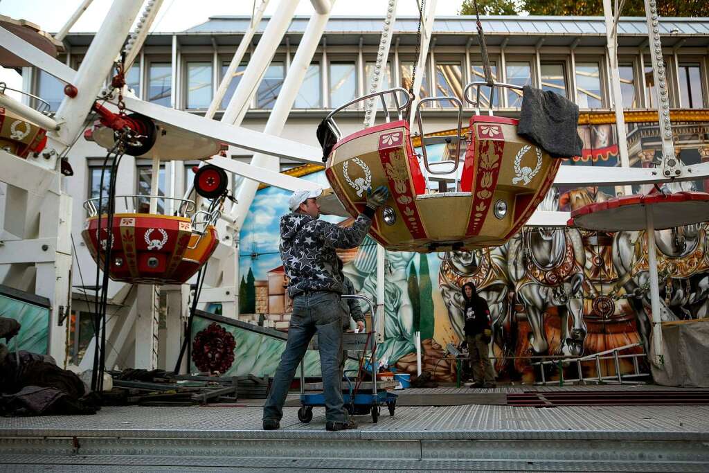 Das Riesenrad wird Stck um Stck aufbaut