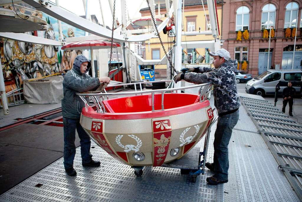 Das Riesenrad wird Stck um Stck aufbaut