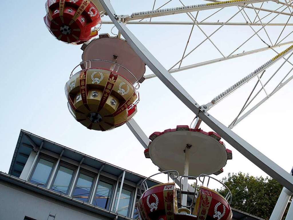 Das Riesenrad wird Stck um Stck aufbaut