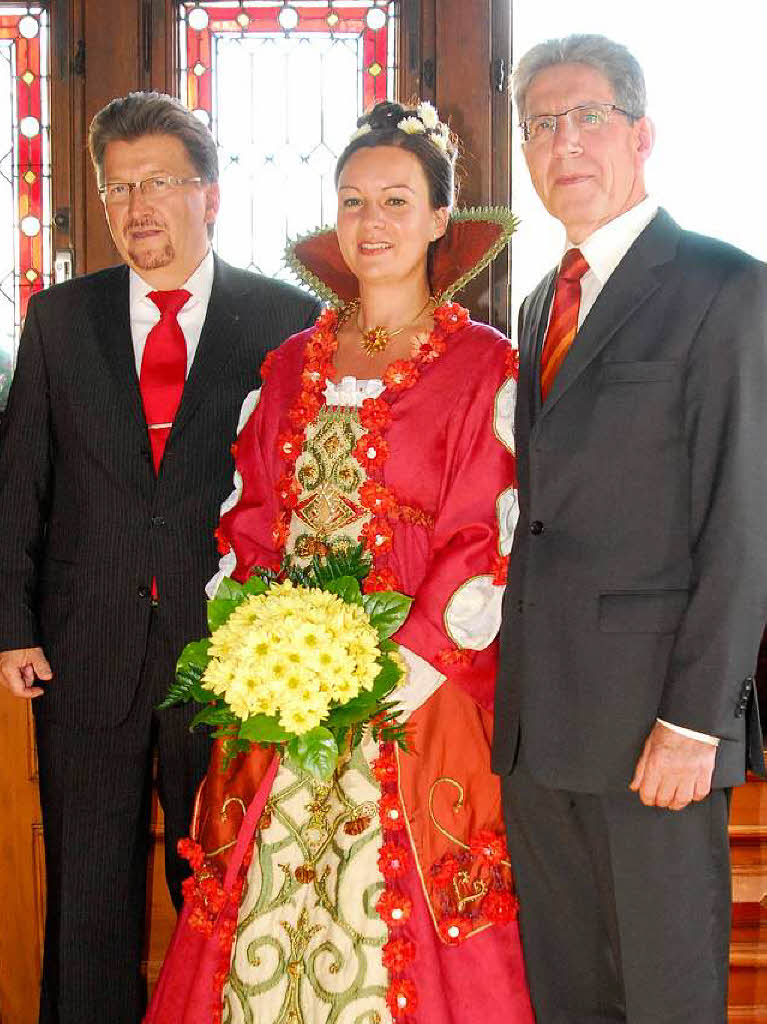 Die Chrysanthemenknigin Simone I. mit OB Mller (rechts) und Helmut Nitschke  vom E-Werk