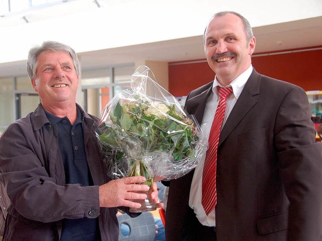 Brgermeister Rainer Knig dankte Karl Visentin mit einem Blumenstrau  | Foto: Silke Kohlmann
