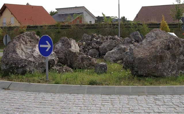 Steine vom Limberg im Kreisverkehr: Br...altung des Kreisels verwendet werden.   | Foto: Ilona Hge