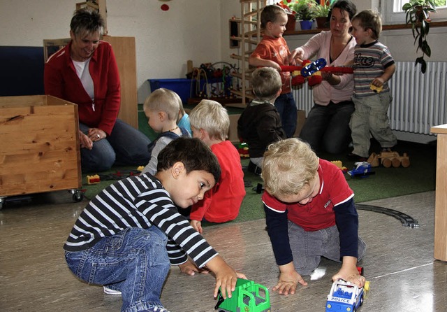 In der  Wichtelgruppe spielen die  Kin...el  mit den Kindern unter drei Jahren.  | Foto: meike zorn
