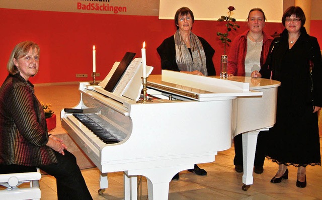 Gudrun Herzog-Albicker, Angelika Ebel,... Lesung an die Dichterin Hilde Domin.   | Foto: christiane weishaupt