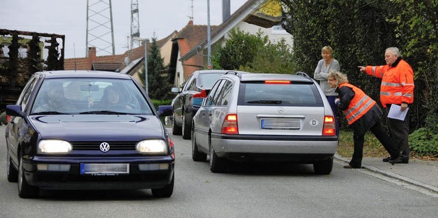 Freundlich, aber bestimmt,  informiert...  ber die Hintergrnde ihrer Aktion.   | Foto: Frey