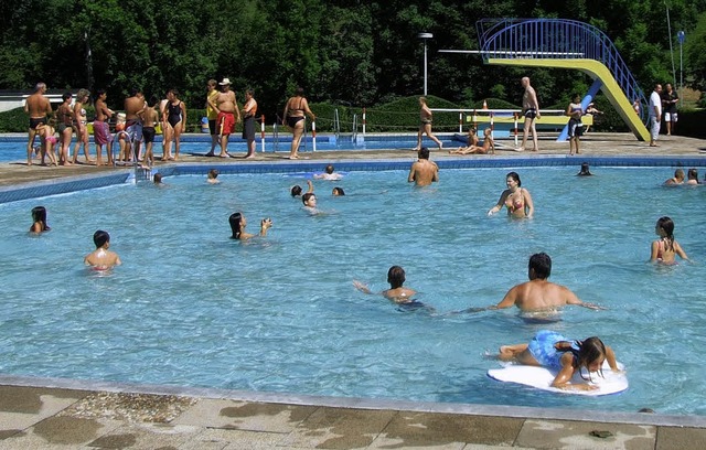 Gut besucht war das Schnauer Schwimmb...h dank der Saisonkarte fr Einwohner.   | Foto: Ulrike Jger