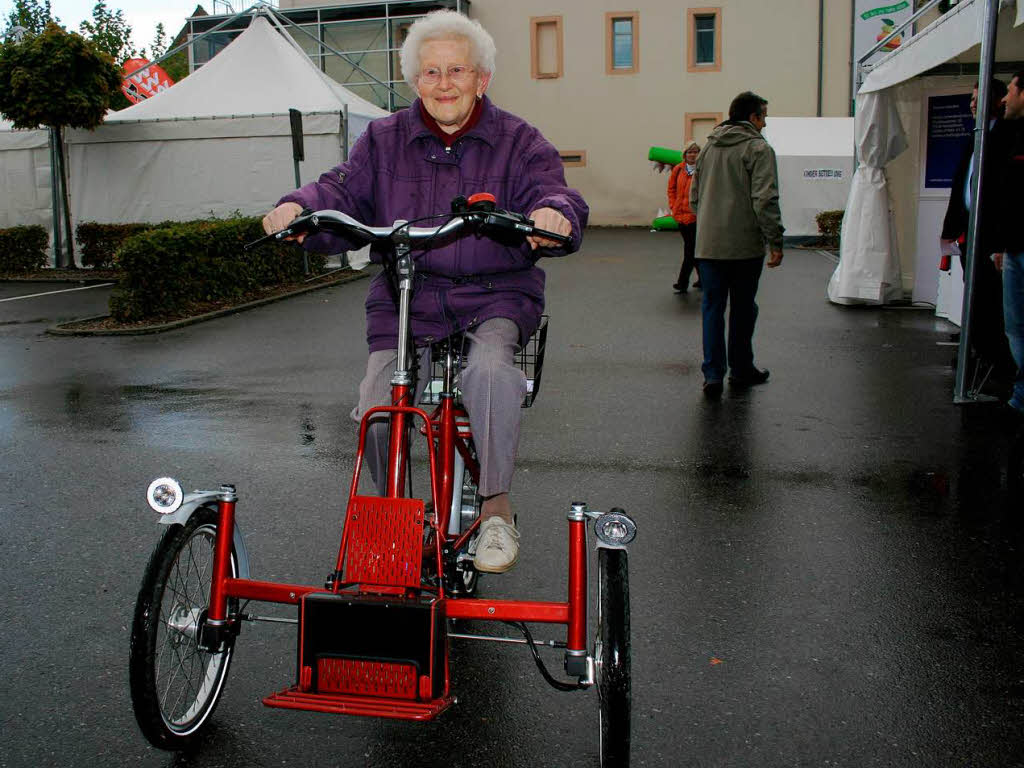 Endlich wieder Fahrrad fahren! Elisabeth Rees testet ein bequemes Dreirad. Der Slogan der Messe lautet „Fit bis ins hohe Alter“.
