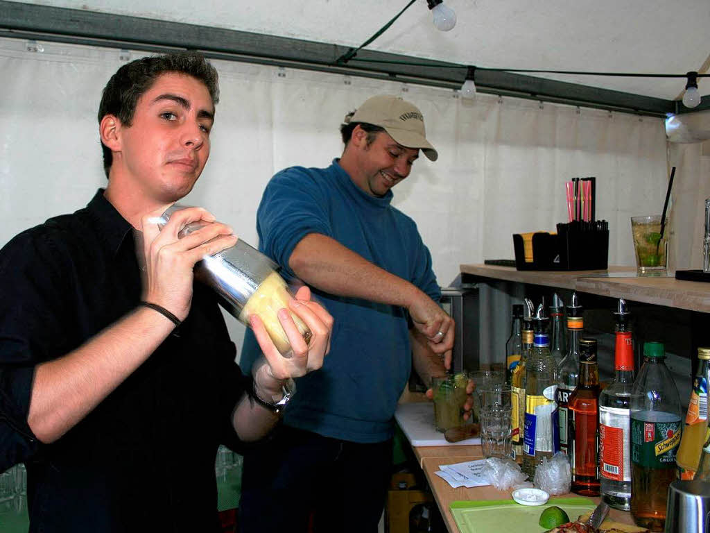 Philipp Lott (links) und Philipp Kolb mixen am Samstagabend die Cocktails.