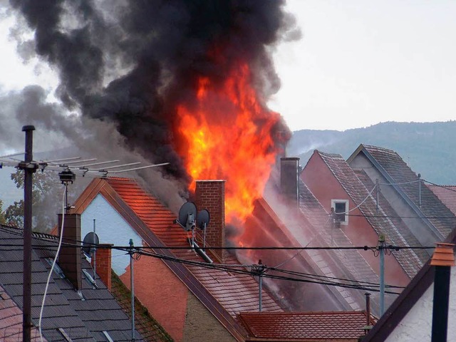 Grobrand in der Kenzinger Innenstadt: Hoch schlagen die Flammen aus dem Dach.  | Foto: Feuerwehr Kenzingen