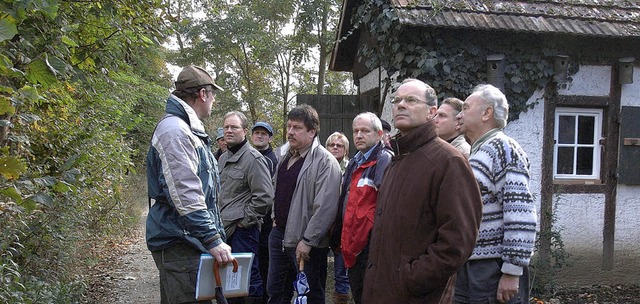 Waldbegehung in Wyhl:  Revierleiter Al...ugestaltung an der Pflanzenschulhtte.  | Foto: Jrgen Schweizer