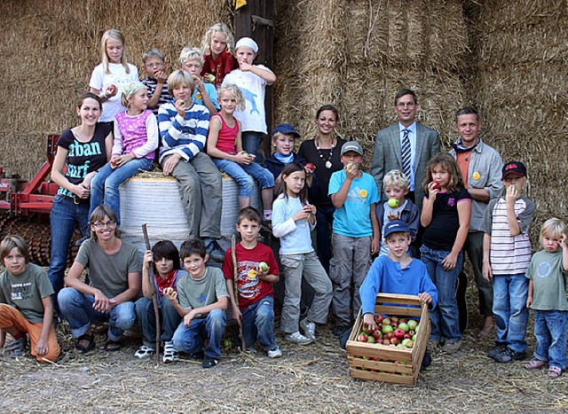 Landrat Hanno Hurth ernennt die Kinder...aben, zu &#8222;Junior-Rangern&#8220;.  | Foto: landratsamt