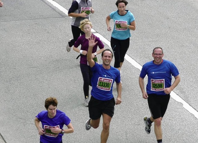 Lachen und Schnaufen: gut gelaunt war ...beim Mnchen-Marathon auf der Strecke.  | Foto: Privat