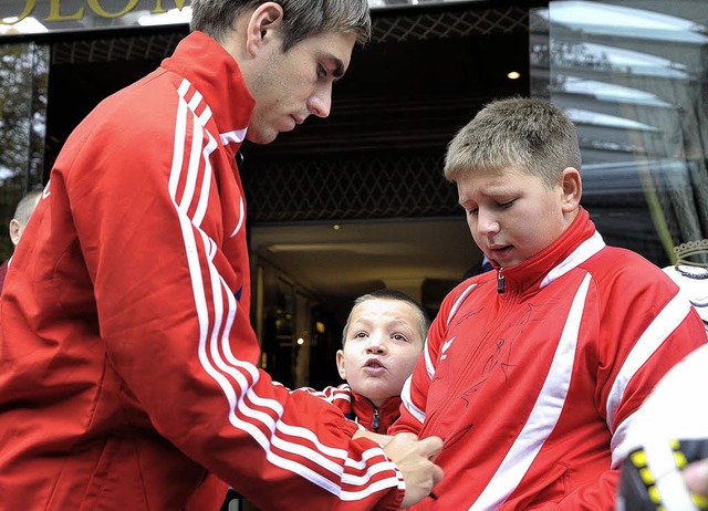 Nationalspieler Philipp Lahm unterschr... &#8211; alles, was man ihm hinhielt.   | Foto: Thomas Kunz