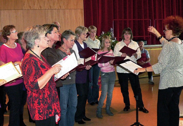 Der Gesangverein Wieslet unter Ibolya ...nd Herbstfest in der Wiesentalhalle.    | Foto: Georg Diehl