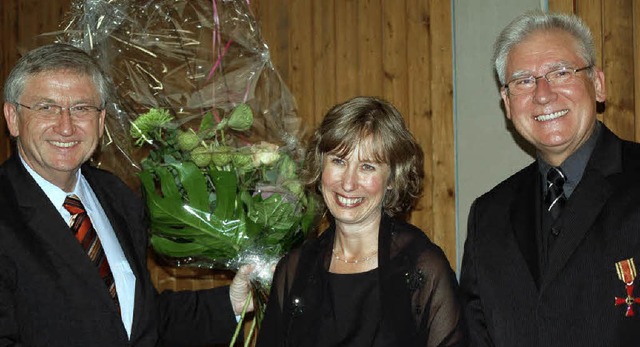Blumen gab es von Ministerprsident Ju...nnes Fred Thelen (von links) mittrgt.  | Foto: Hildegard Siebold