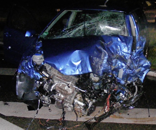 Erheblich verletzt wurden bei einem Un...n die beiden Insassen dieses VW Polo.   | Foto: Polizei