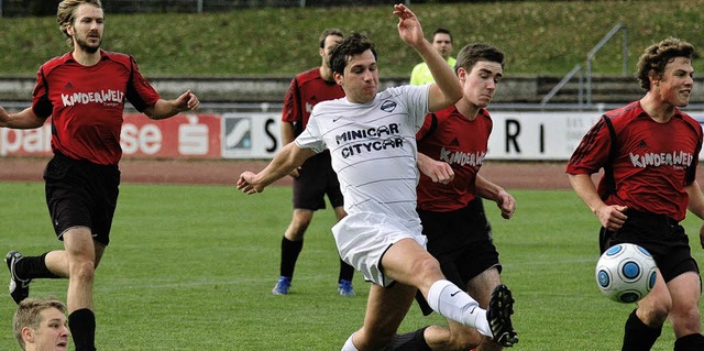 Schritt zu spt: Steinens Steven Berto...s Lukas Bernauer und Stefan Fels (re.)  | Foto: mat