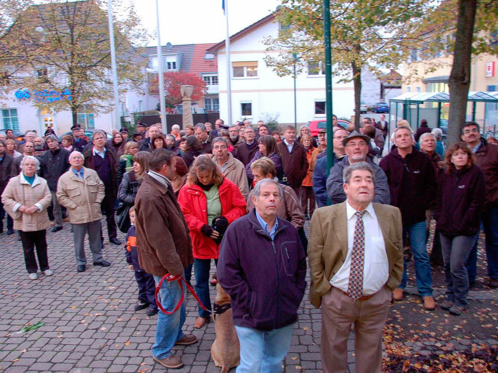 Die Hartheimer warten vor dem Rathaus auf das Endergebnis.