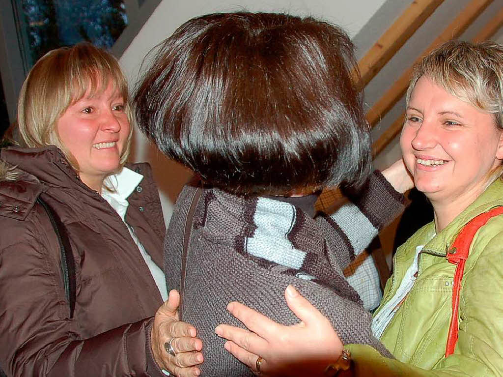 Brgermeisterin Astrid Mnster (rechts) aus Bad Dben und Schwester Simone Enke gratulieren zum Wahlerfolg.