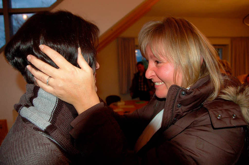 Viele Gratulanten reihten sich ein. Simone Enke (rechts) herzt ihre Schwester Kathrin.