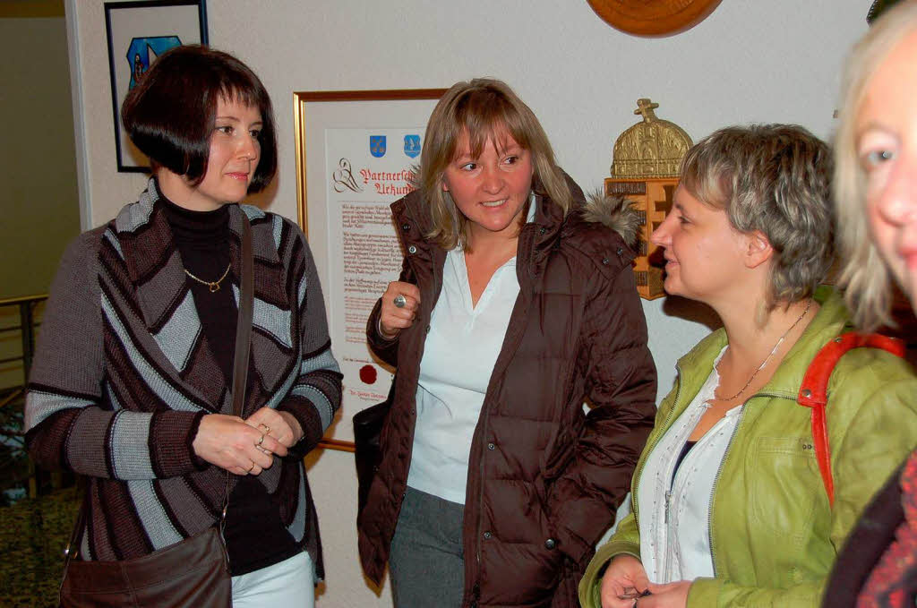 Kathrin Schnberger im Gesprch mit ihrer Schwester Simone und Freundin Astrid Mnster (von links).