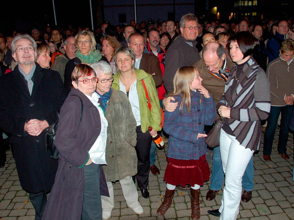 Bekanntgabe des Wahlergebnisses vor dem Rathaus.