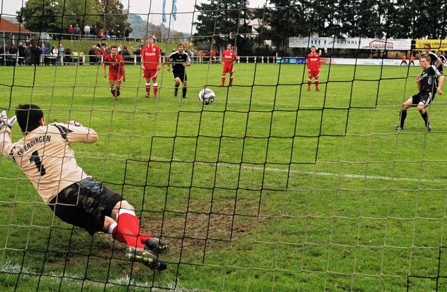 Kamil Klemenz (rechts) berwindet SVE-...ann Manuel Herr per Elfmeter zum 1:0.   | Foto: Claus  Zimmermann