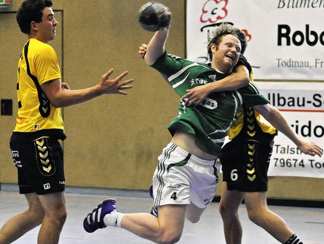 Hing sich gegen die Abwehr des TV St. ...Andr Mller vom TV Todtnau   (rechts)  | Foto: Andr Roos