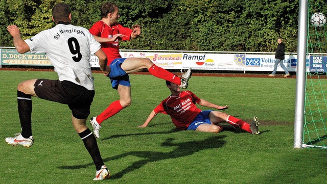 Johannes Lienhard (9) erzielt aus spitzem Winkel das 5:0 fr die  Munzinger.   | Foto: Claus Zimmermann