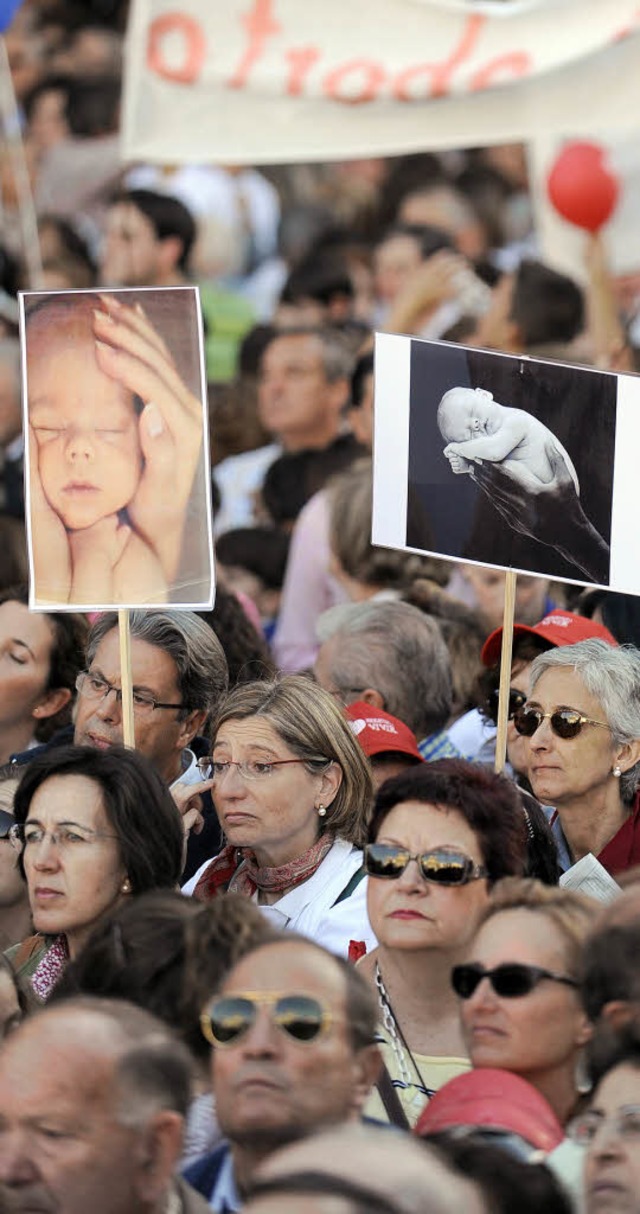 Kirche und Konservative machen gegen d...emo nach Madrid, viele mit Babyfotos.   | Foto: afp