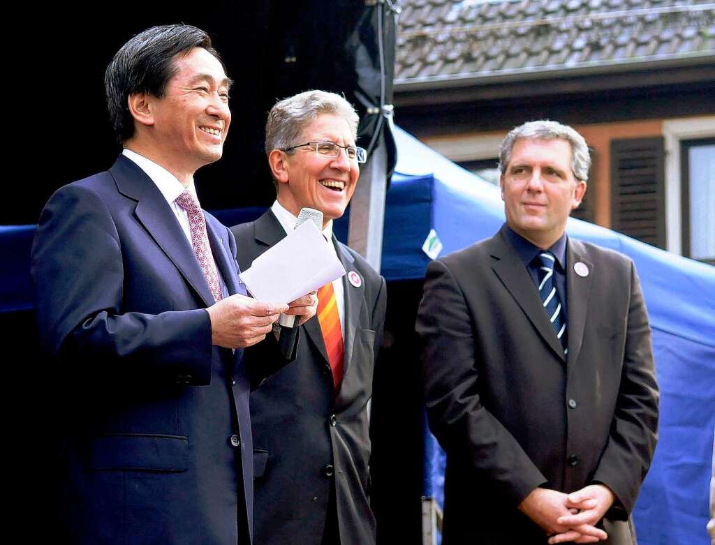 Chrysanthemenbotschafter Junichi Kosuge, OB Wolfgang G. Mller und Jean-Marc Willer, Brgermeister von Erstein