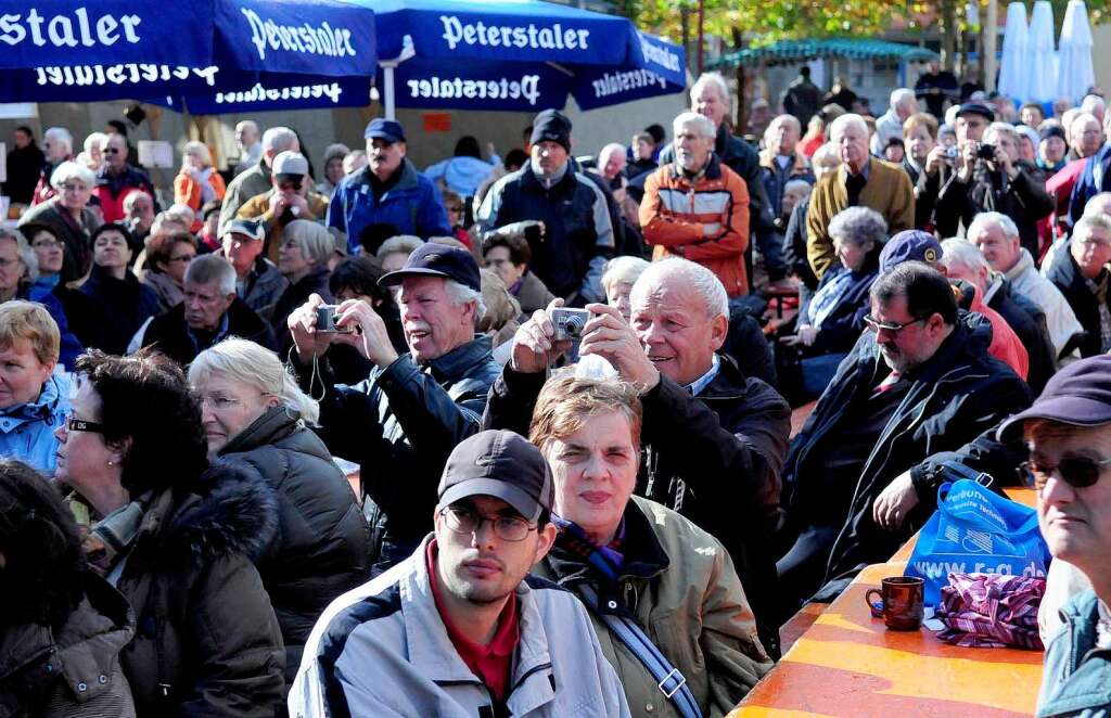 Erffnungsveranstaltung: Die Besucher auf dem Marktplatz sitzen dicht gedrngt.