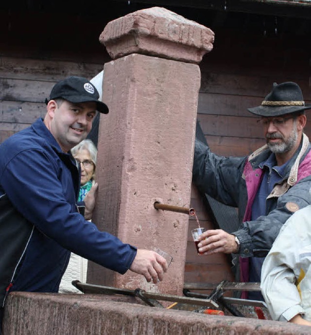 Einen Schluck Rotwein genehmigten sich...ach der gelungenen Brunnenrenovierung.  | Foto: Schnabl