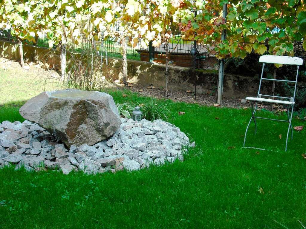 Heimischer Garten Ebringen: "Mein Mann hat mir diesen Quellstein zum Geburtstag geschenkt. Jetzt  sitze ich fast tglich im Garten und entspanne mich beim pltschern des Wassers mit einem guten Buch, der Badischen Zeitung und einem Kaffee." (Elli Momann)
