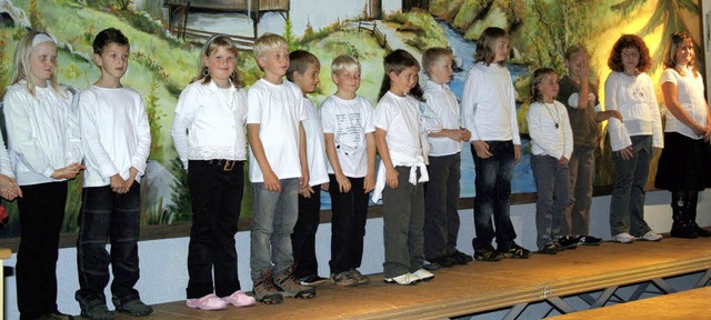 Der Schulchor Berau,  Lucie Reisner, e...ertpublikum in der  Falkensteinhalle.   | Foto: Luisa Denz