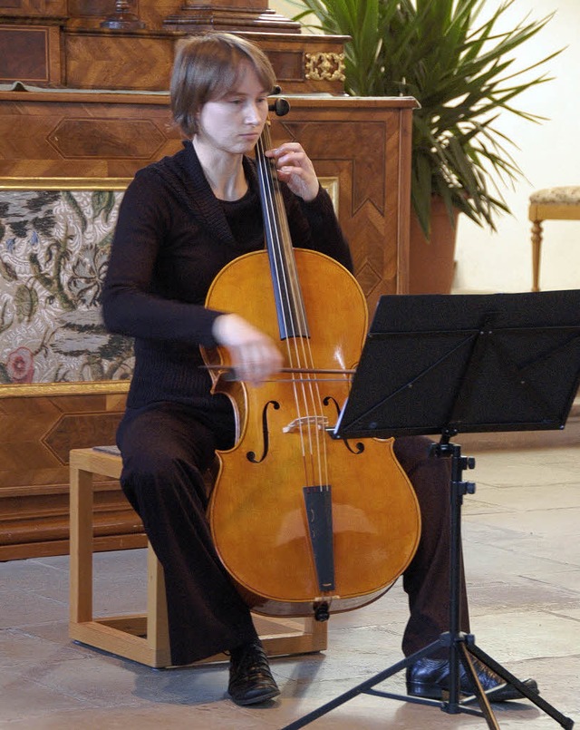 Diplomcellistin Susanne Trinks aus Wei...oster das Barockcello mit ihren Beinen  | Foto: Dietmar Noeske