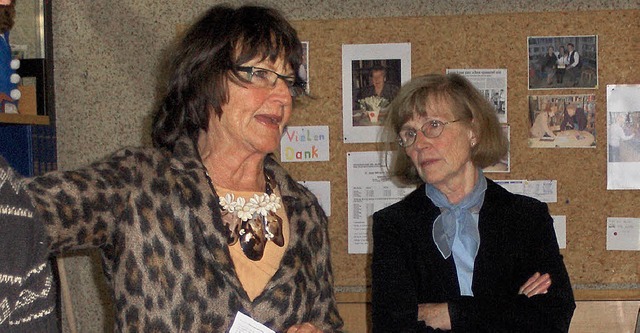 Die Kinderbuchautorin Uta Kneisel (lin...gen mit  Leiterin Helga Kurth (rechts)  | Foto: Antonia Kramer-Diem