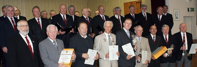 Insgesamt 20  Mitglieder konnte Vorsit...inks) fr ihre Treue zum Verein ehren.  | Foto: Christina Guldenschuh