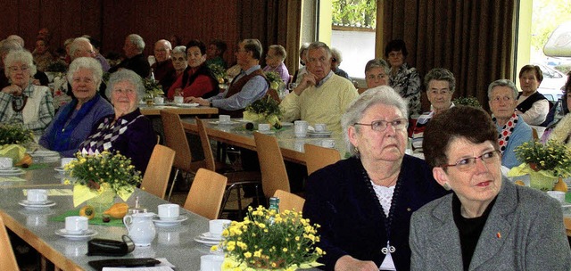 Viel Freude hatten die Senioren (vorne...Bhne des katholischen Gemeindehauses.  | Foto: Renate Wendt