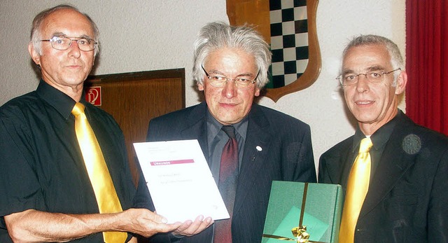 Richard Klein ist seit 25 Jahren Dirig...itigen Vorstand Rudolf Fehr (rechts).   | Foto: Tina Lindemann
