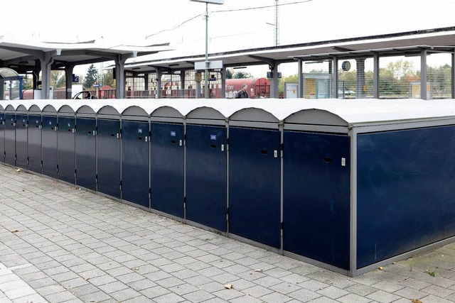50 solcher Fahrradboxen gibt es nrdli...ngen, 25 sollen demnchst dazu kommen.  | Foto: Christoph Breithaupt