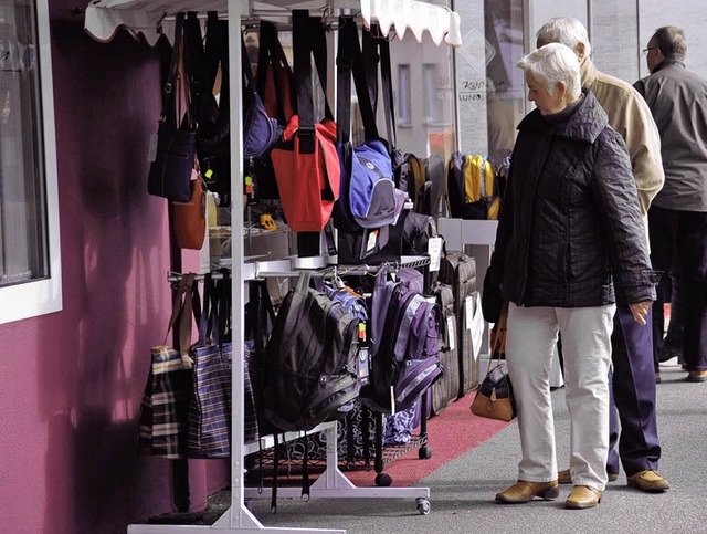 Gelegenheit zum Bummeln, Schauen und E...erkaufsoffenen Sonntag in Neuenburg.    | Foto: Volker Mnch