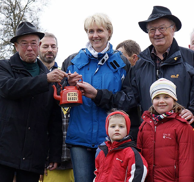 Manfred Rees und Franz Rombach berrei...ndergartens Titisee,  Sabine Kubitza.   | Foto: Klaus Walter